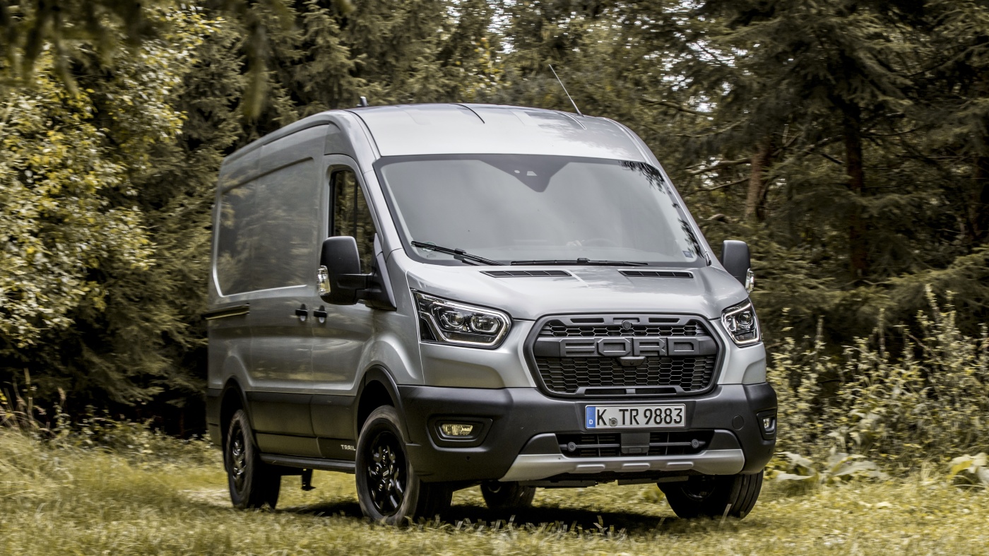 Slideshow Bild - Das AWD-System des Transit Trail ermöglicht ein sicheres Vorankommen, es passt sich auf Änderungen der Straßenoberfläche in Sekundenbruchteilen einstellen kann.